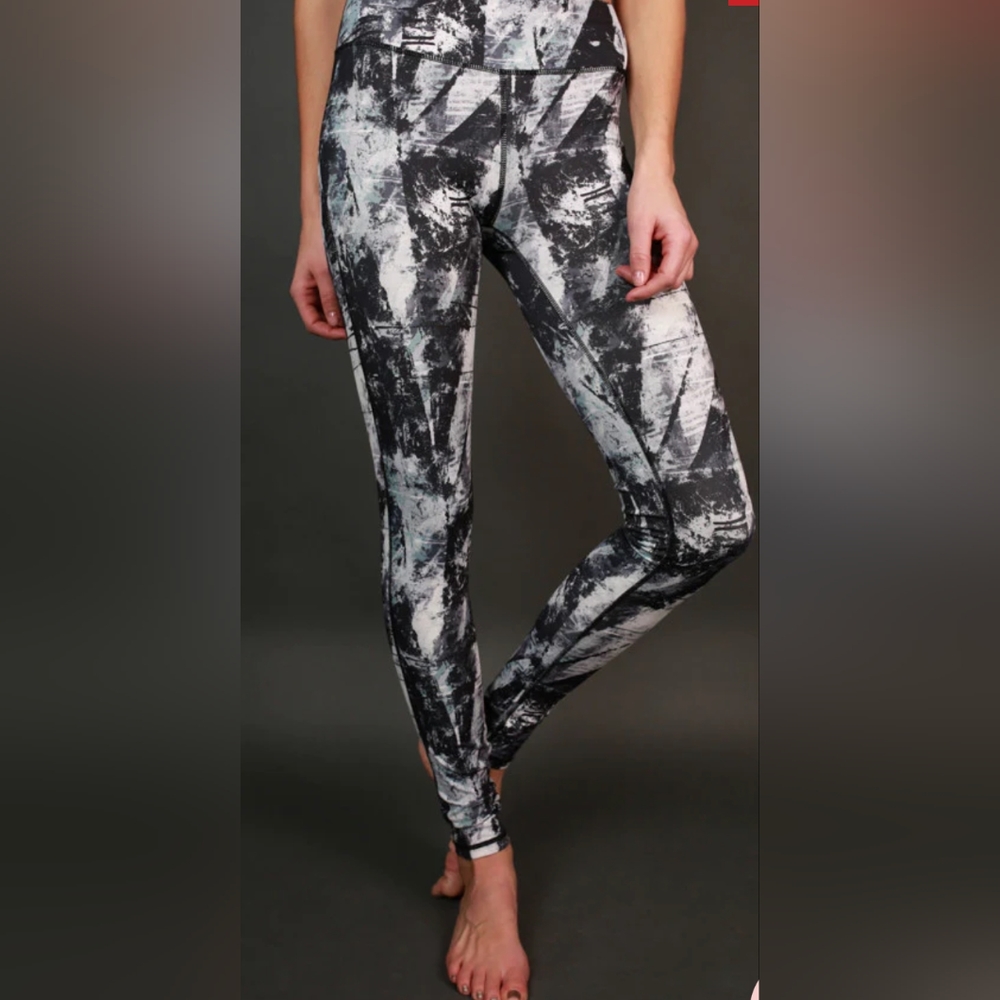 Under Armour Ankle length leggings. Compression heatgear.